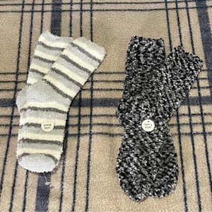 2 pairs of women’s winter socks.